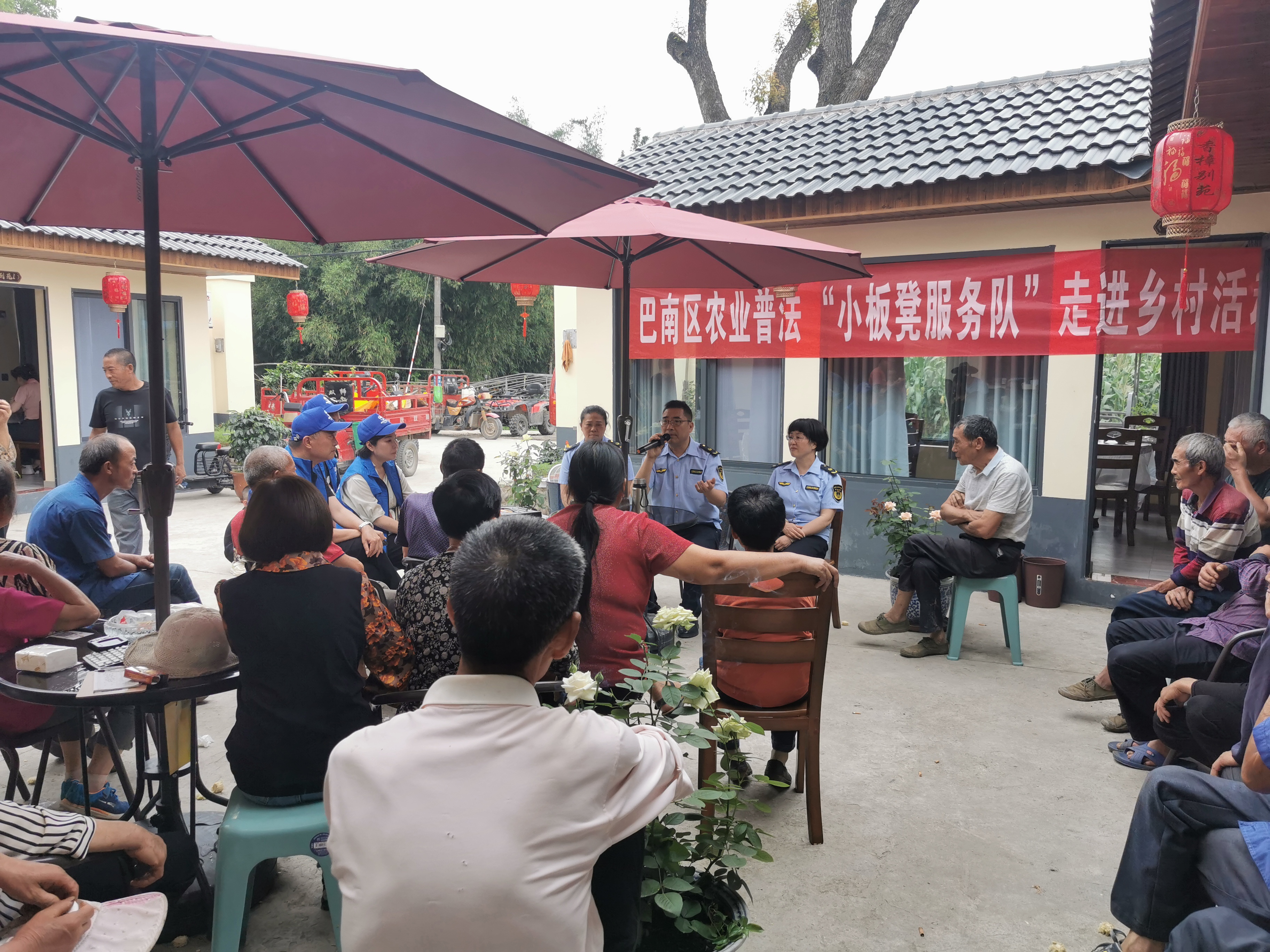 巴南区开展农业普法“小板凳服务队”活动 助力乡村振兴(照片).jpg